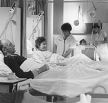 826949 Afbeelding van enkele patiënten in bed op de afdeling dagbehandeling in het Diakonessenhuis (Bosboomstraat 1) te ...